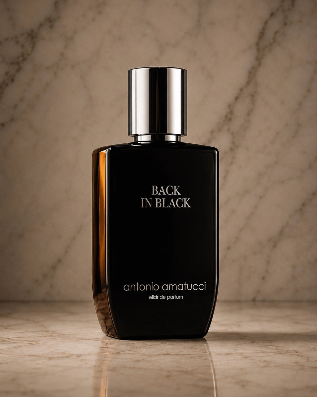 Flacone Back in Black Elixir de Parfum Antonio Amatucci, profumo speziato-legnoso con pepe di Sichuan e ambra