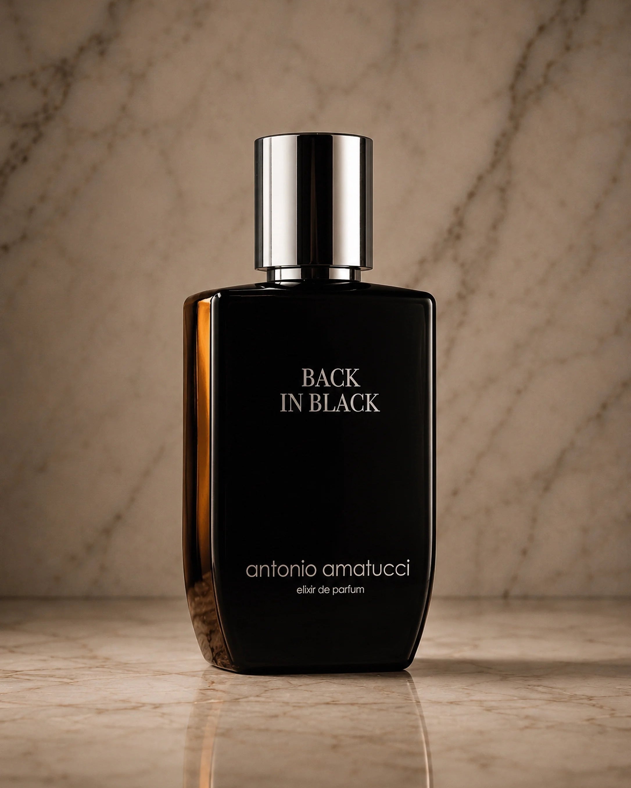 Flacone Back in Black Elixir de Parfum Antonio Amatucci, profumo speziato-legnoso con pepe di Sichuan e ambra