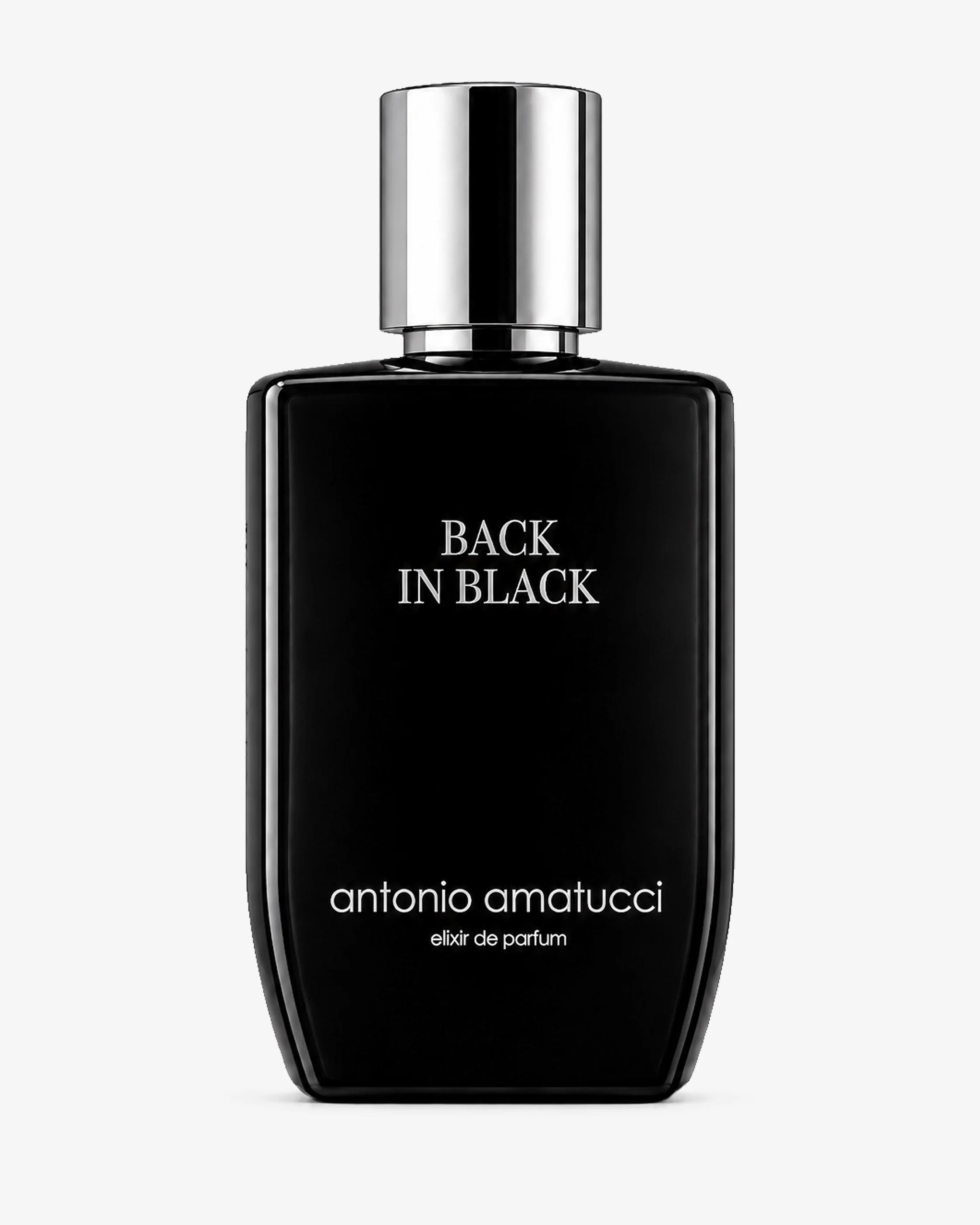 Back in Black elixir de parfum di Antonio Amatucci. La boccetta minimalista in vetro nero lucido con scritte bianche e tappo cromato argento specchiato è presentata su sfondo bianco pulito. La fragranza è formulata con ingredienti ed elementi olfattivi quali pepe di Sichuan, bergamotto, cuoio scuro, tabacco tostato, labdano, oud e ambra grigia.