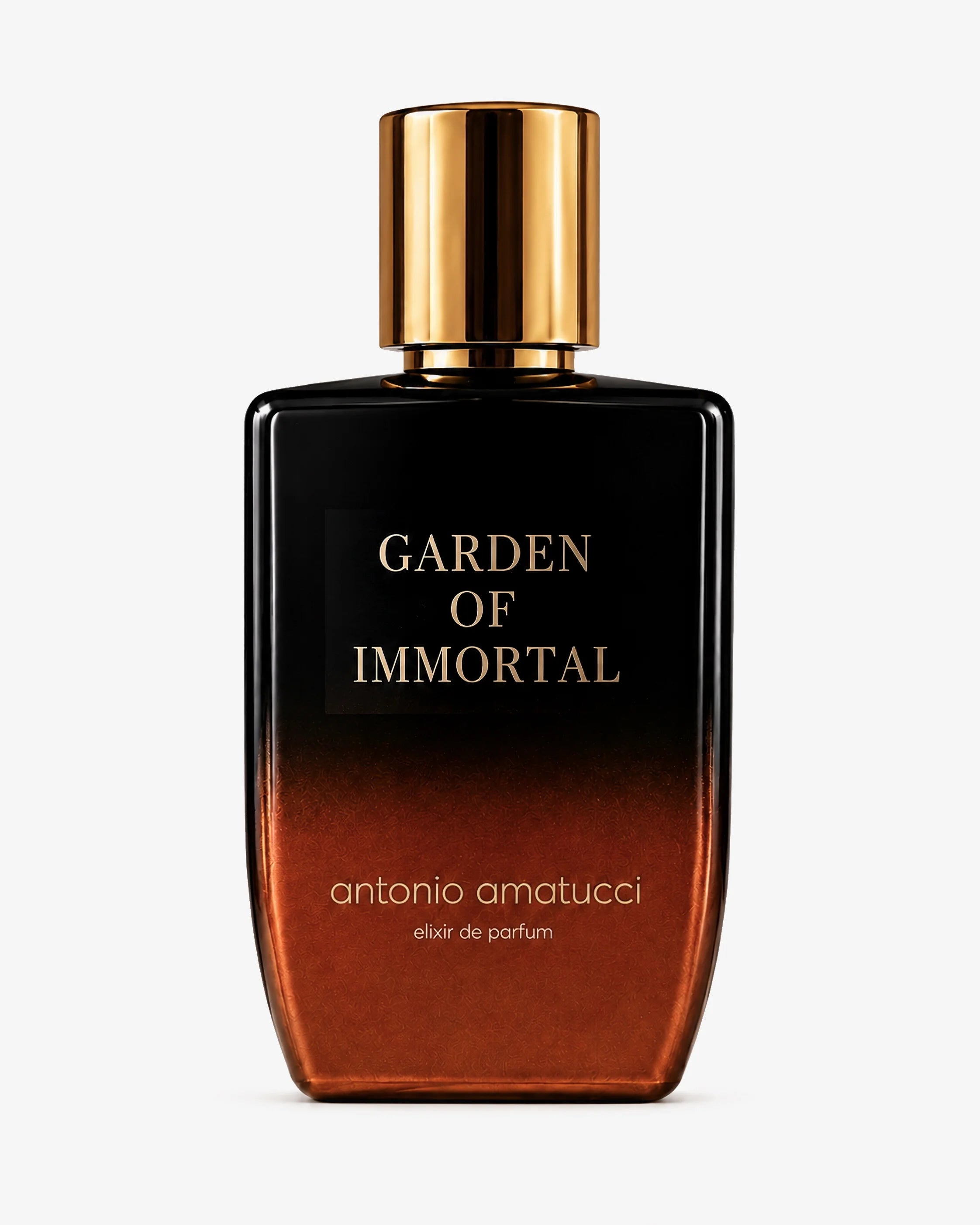 Garden of Immortal" extrait de parfum di Antonio Amatucci. La boccetta in vetro con sfumatura nera e ambrata poggia inclinata su blocchi geometrici di marmo bianco e pietra travertino ruvida. Accanto alla boccetta si trova un ramo verde di pianta di pomodoro con piccoli pomodori ciliegino rossi e fiori gialli, mentre sulla pietra poggia una resina ambrata lucida da cui cola un liquido denso e verde. La fragranza è composta da note di foglia di pomodoro, cassis, elicriso, dattero.