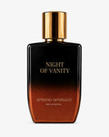 Night of Vanity elixir de parfum di Antonio Amatucci. La scena mostra una composizione artistica di ingredienti disposti su blocchi geometrici in pietra travertino ruvida, tra cui spiccano una rosa rossa vellutata, un dattero maturo aperto a metà e un pezzo di legno di sandalo aromatico chiaro. La struttura olfattiva include note di legno di sandalo, legno di cashmere, dattero, garofano, ylang ylang, rosa, gelsomino, ambra grigia e muschio di quercia.